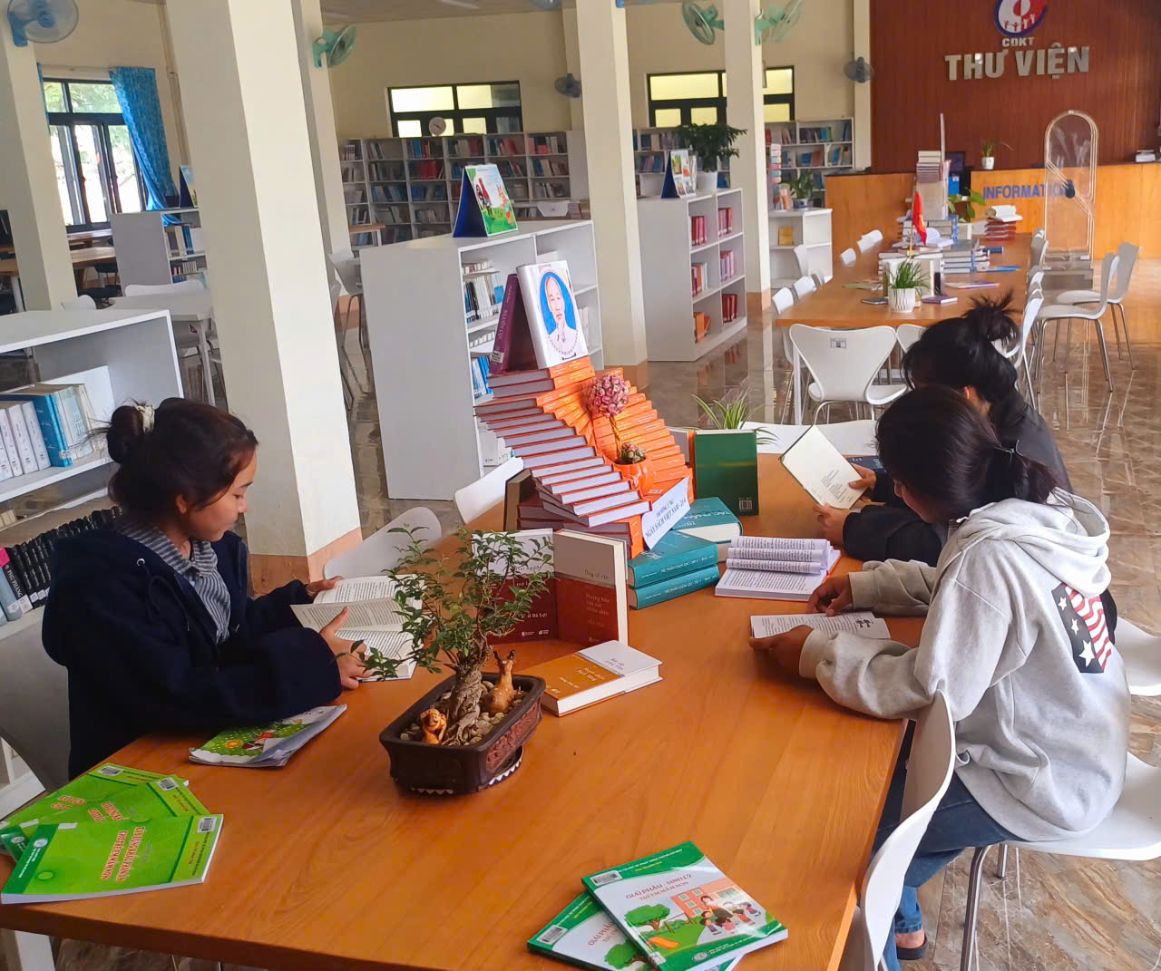 Hưởng ứng Ngày Sách và Văn hóa đọc Việt Nam năm 2026 tại thư viện Trường Cao đẳng Kon Tum!